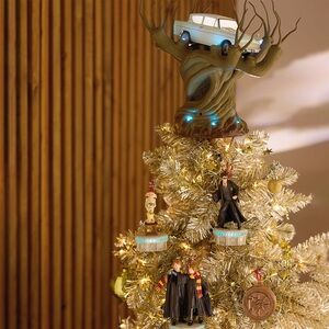 Harry Potter - Flying Ford Anglia in the Whomping Willow Tree Topper